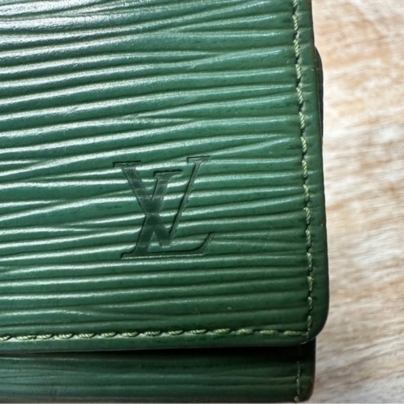 AUTHENTIC Louis Vuitton Monogram 4 ring key holder. Green. - Picture 4 of 14